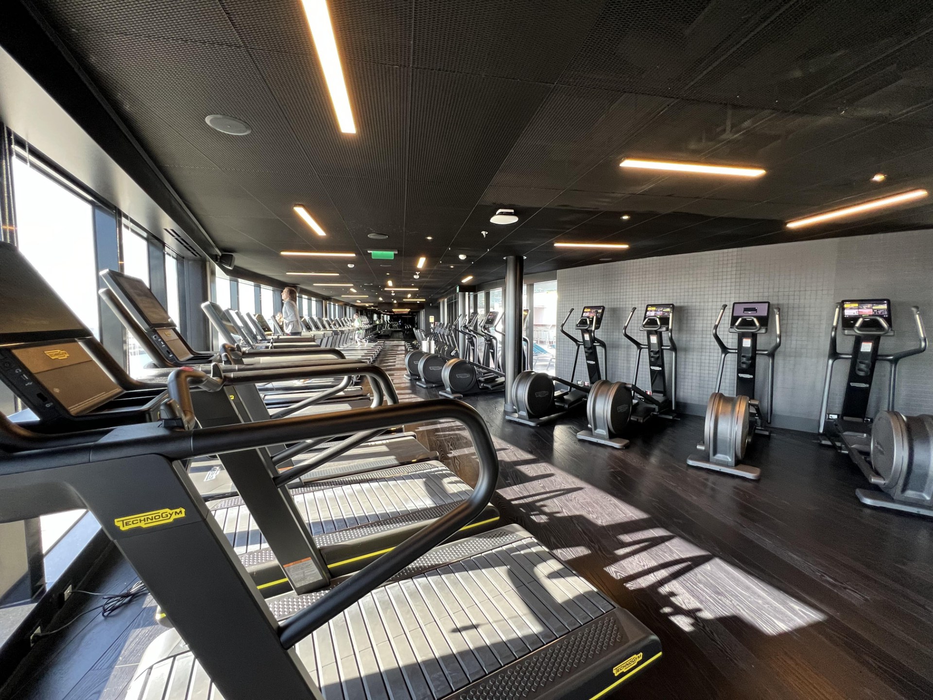 What experienced travelers notice quickly